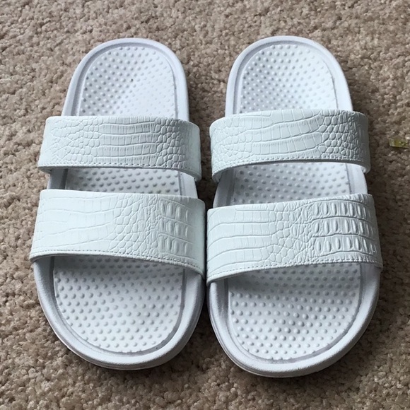 Dick's Sporting Goods Pool/Beach White Slides Size 6 in EUC - Picture 1 of 4